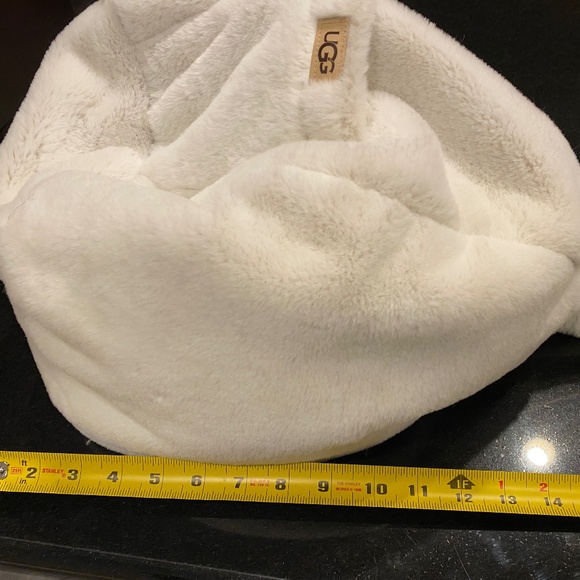 UGG pouf read tablet phone holder - Picture 3 of 4